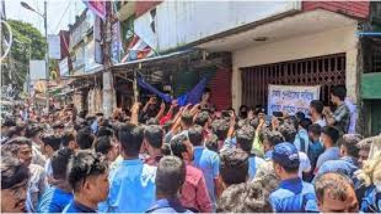 পটিয়ায় বরখাস্ত ব্যাংককর্মীদের ধর্মঘট, ৪৫ ব্যাংকের লেনদেন বন্