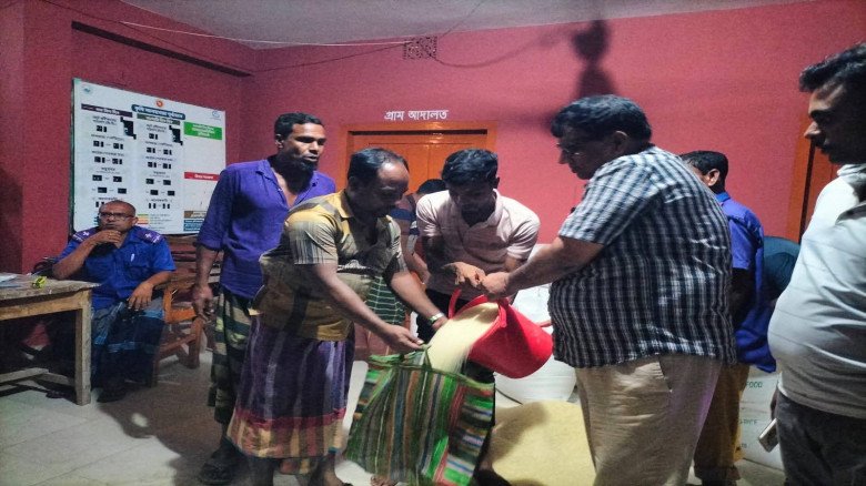 : শার্শায় বন্যার্ত ১০০ পরিবারের মাঝে ত্রাণ বিতরণ