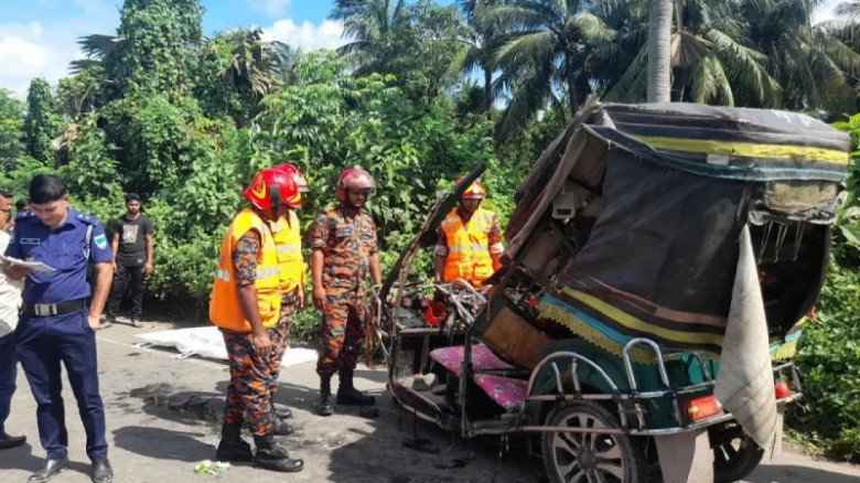 খুলনার ডুমুরিয়ায় মর্মান্তিক সড়ক দুর্ঘটনা : ট্রাকের ধাক্কায় প
