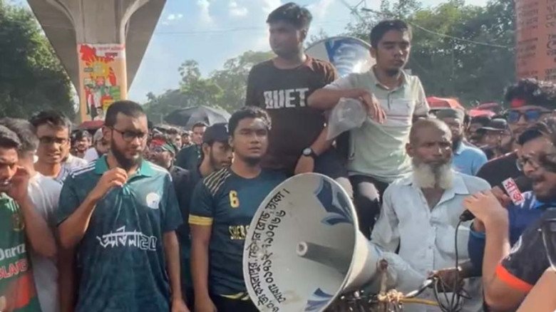 বুয়েট শিক্ষার্থীদের শাহবাগ অবরোধ, রাজধানীতে তীব্র যানজট