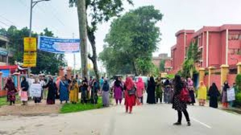 বাকৃবিতে সমন্বিত ডিগ্রির দাবিতে রাতভর সড়ক অবরোধ