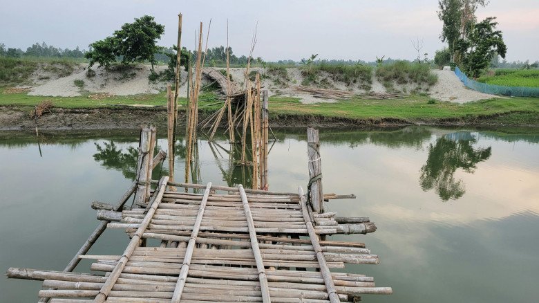 ভেঙে যাওয়া বাঁশের সাঁকোর কারণে দুই উপজেলার শিক্ষার্থীদের দুর