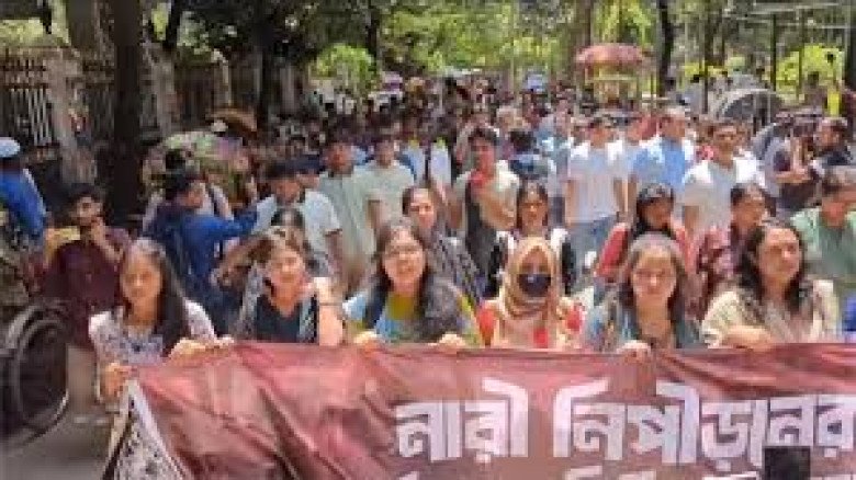ডাকসু নির্বাচনে নারী প্রার্থীকে গণধর্ষণের হুমকির প্রতিবাদে ছ