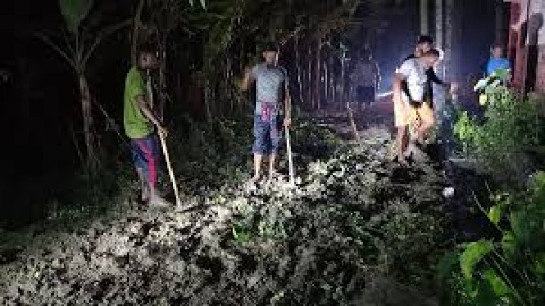 দিনাজপুরে স্বেচ্ছাশ্রমে দুই কিলোমিটার রাস্তা সংস্কার