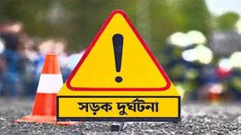 ফেনীতে বালুবাহী ট্রাককে ধাক্কা: বাসের সুপারভাইজার ও সহকারী ন