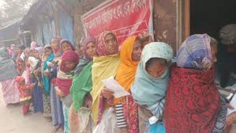 রাজশাহীতে ওএমএস ট্রাকের সামনে রাতভর অপেক্ষা, অনেকে খালি হাতে