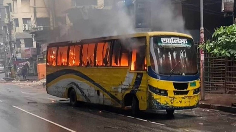 মিরপুরে আলিফ পরিবহনের বাসে দুর্বৃত্তদের আগুন, হতাহতের ঘটনা ন