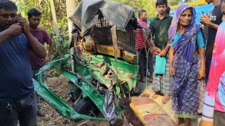 গাজীপুরে ডাম্পট্রাকের চাপায় সিএনজির যাত্রী শিশুসহ নিহত ৩