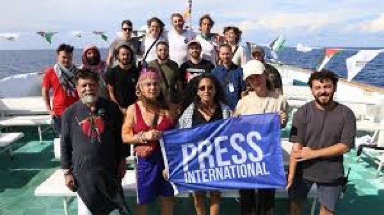 গাজা অভিমুখী নৌযানে শহিদুল আলম: যাত্রা অনিশ্চিত, জনগণের চাপে