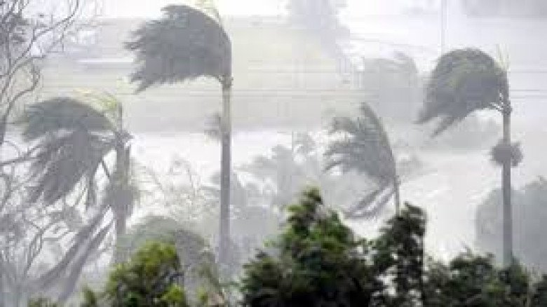 ১৭ অঞ্চলে ঝড়ের সতর্কতা, ঢাকাসহ বিভিন্ন স্থানে ভারী বৃষ্টির প