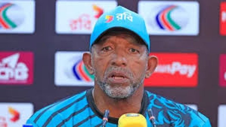 ‘বর্ণবাদ সহ্য নয়, জবাব মাঠে দিতে হবে’ — বললেন ফিল সিমন্স