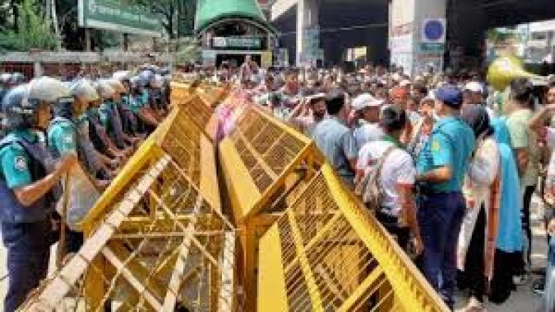 সংসদ ভবনের সামনে ‘জুলাই যোদ্ধাদের’ সঙ্গে পুলিশের সংঘর্ষ, আসা