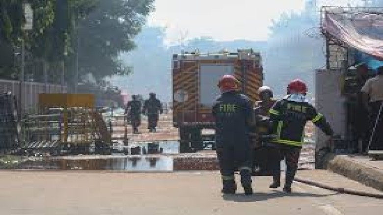 শাহজালাল বিমানবন্দরের কার্গো ভিলেজে অগ্নিকাণ্ডের পরও ধোঁয়া, 