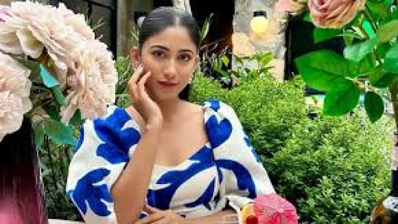 কালো কাফতানে সাফার মিনিমালিস্ট লুক, সকলের নজর কেড়েছে