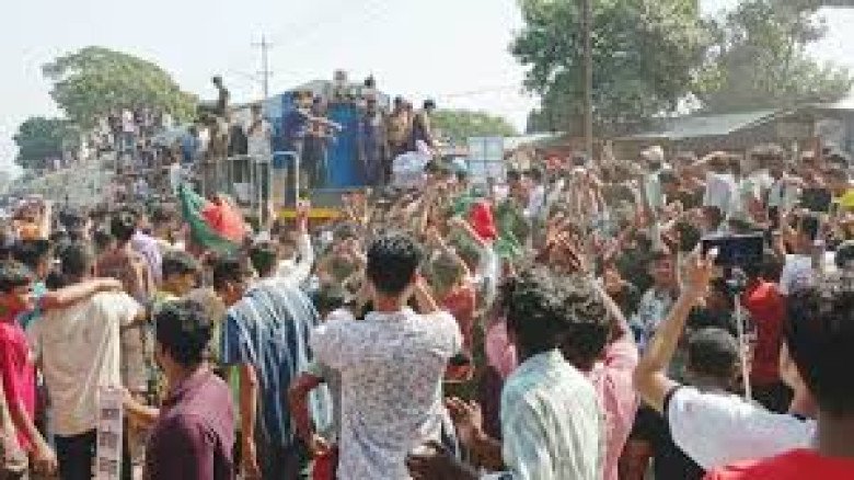 জেলার দাবিতে ভৈরবে রেলপথ অবরোধ, ট্রেনের ওপর উঠে নিয়ন্ত্রণ নে