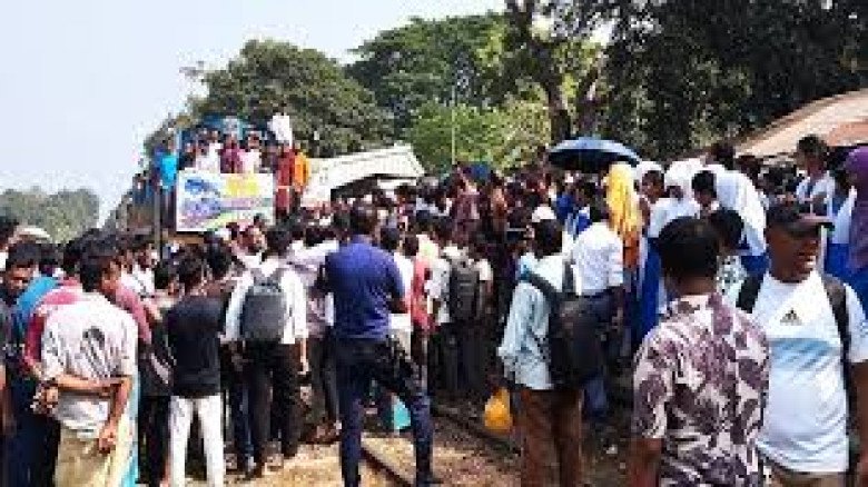 জামালপুরের নরুন্দিতে আন্তনগর ট্রেনের যাত্রাবিরতির দাবিতে রেল