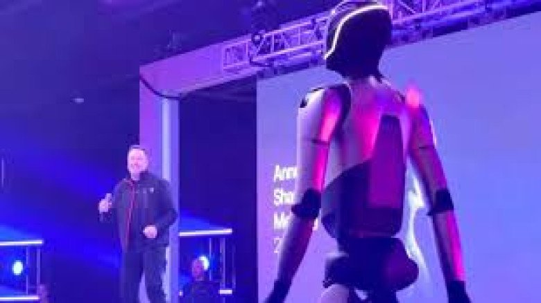 রোবটের সঙ্গে নেচে উদ্‌যাপন, টেসলা সিইও ইলন মাস্কের জন্য এক ল