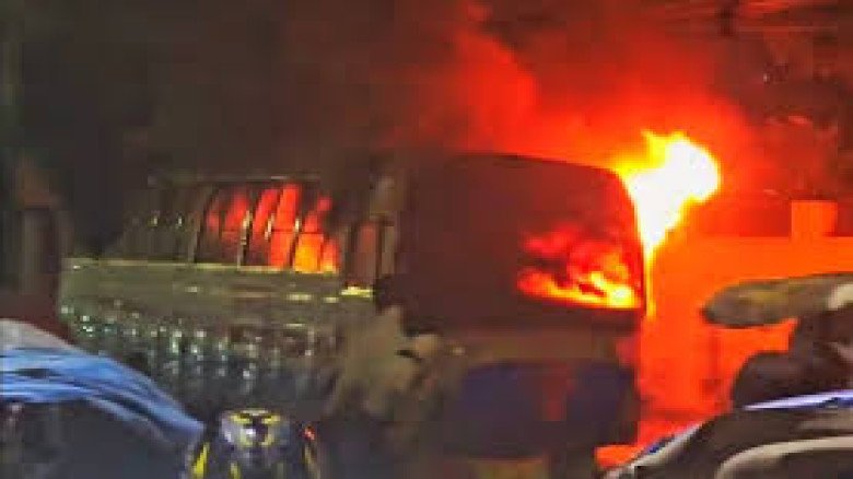 রাজধানীর সূত্রাপুরে মালঞ্চ পরিবহনের বাসে আগুন