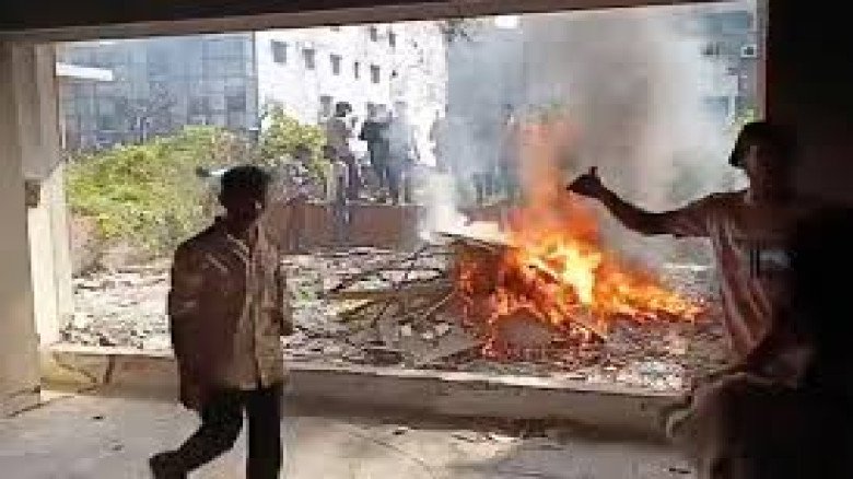 গুলিস্তানে আওয়ামী লীগের কেন্দ্রীয় কার্যালয়ে আবারও আগুন...