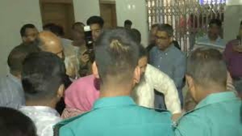 রাজশাহীতে বিচারকের বাসায় হামলা: ছুরিকাঘাতে ছেলে নিহত, স্ত্রী