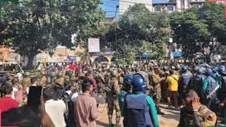 ধানমন্ডি ৩২ নম্বরে বিক্ষোভকারীদের ছত্রভঙ্গ করল সেনাবাহিনী ও 