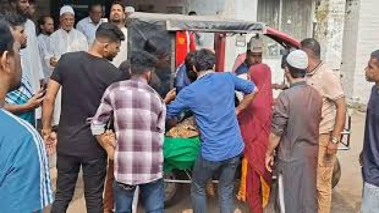 গাজীপুরে ভূমিকম্পে আতঙ্কে শিল্পকারখানা থেকে নেমে আহত শতাধিক 