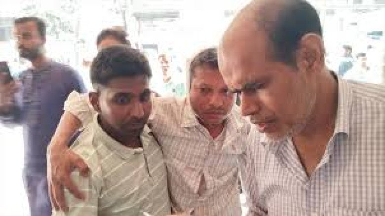 পুরান ঢাকায় ভূমিকম্পে ধস: মাংসের দোকানের সামনে রেলিং ভেঙে বি