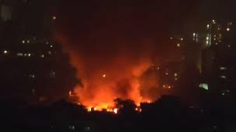 মহাখালীর কড়াইল বস্তিতে আগুন, ফায়ার সার্ভিসের ১১ ইউনিট উদ্ধার