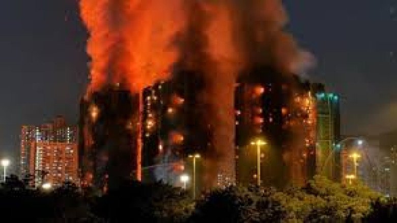 হংকংয়ের ভয়াবহ অগ্নিকাণ্ডে মৃতের সংখ্যা বেড়ে ১২৮, উদ্ধার অভিয