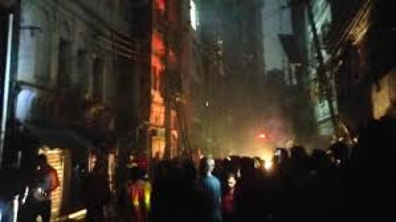 চকবাজারের ডালপট্টিতে তিনতলা ভবনে অগ্নিকাণ্ড, আগুন নিয়ন্ত্রণে