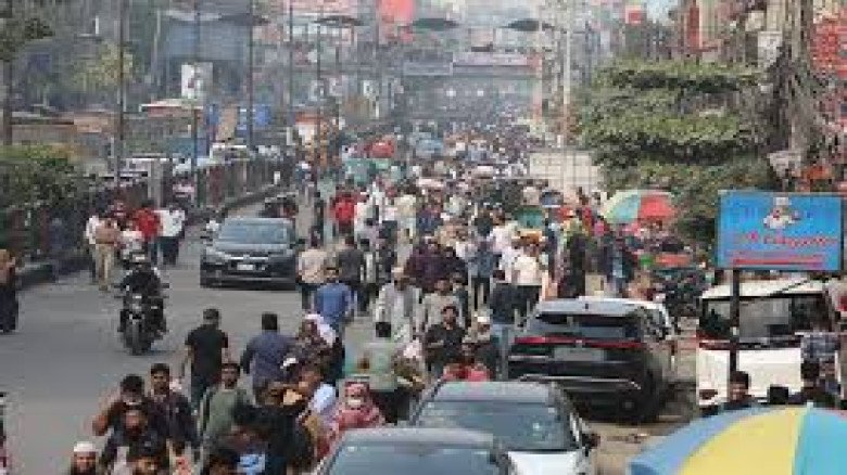 যমুনা ফিউচার পার্কে মোবাইল ব্যবসায়ীদের বিক্ষোভ: সড়ক অবরোধে