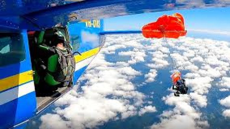 উড়োজাহাজের লেজে আটকে ঝুললেন স্কাইডাইভার, হুক নাইফে প্রাণে বে