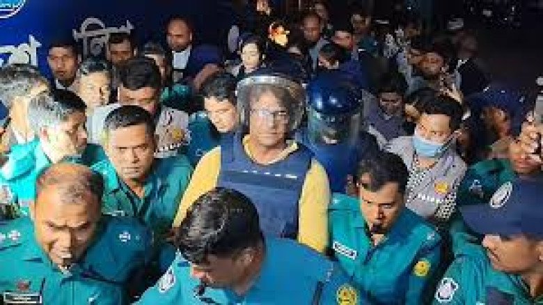 সন্ত্রাসবিরোধী আইনের মামলায় সাংবাদিক আনিস আলমগীর আদালতে: ‘আম