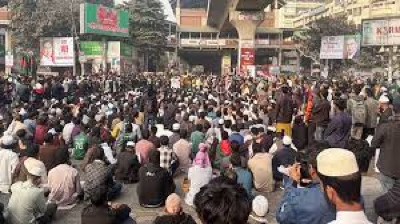 ওসমান হাদি হত্যার বিচার দাবিতে শাহবাগ অবরোধ, রাজপথ ছাড়বেন না ইনকিলাব মঞ্চ...