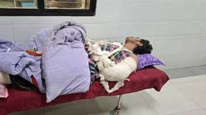 চাঁপাইনবাবগঞ্জে তরুণকে বিদ্যুতের খুঁটিতে বেঁধে কুপিয়ে জখম, দুই হাত ও এক পা প্রায় বিচ্ছিন্ন...